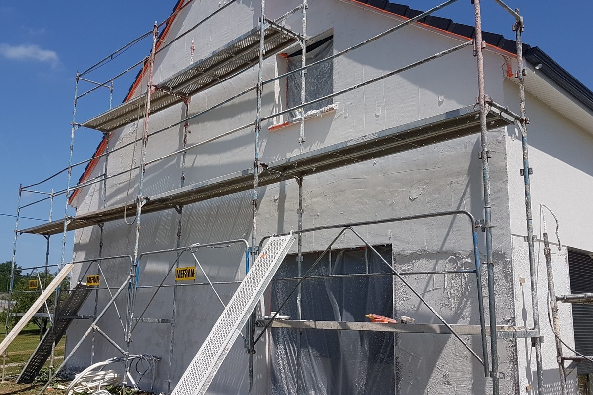 échafaudage contre le mur d'une maison pour un ravalement de façade