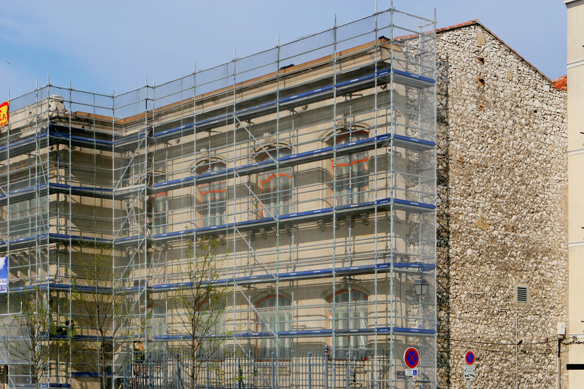 façade d'un immeuble en chantier