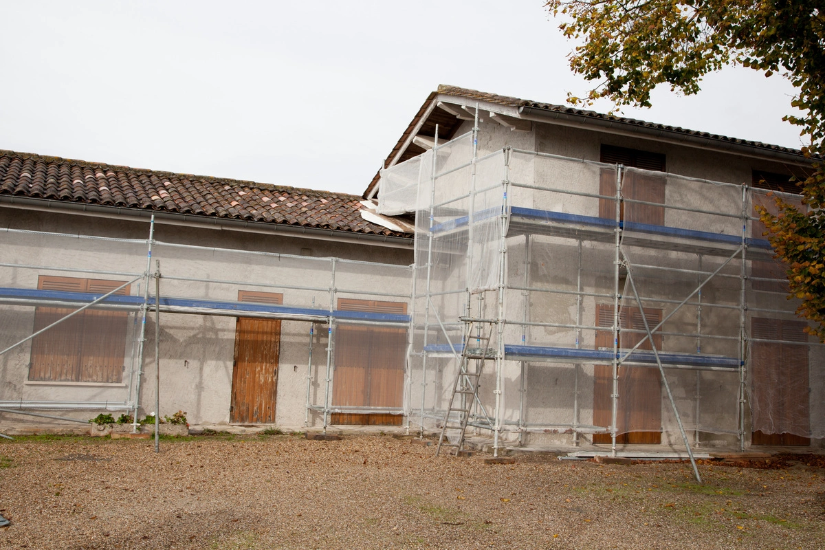 échafaudage sur une maison pour un ravalement de façade